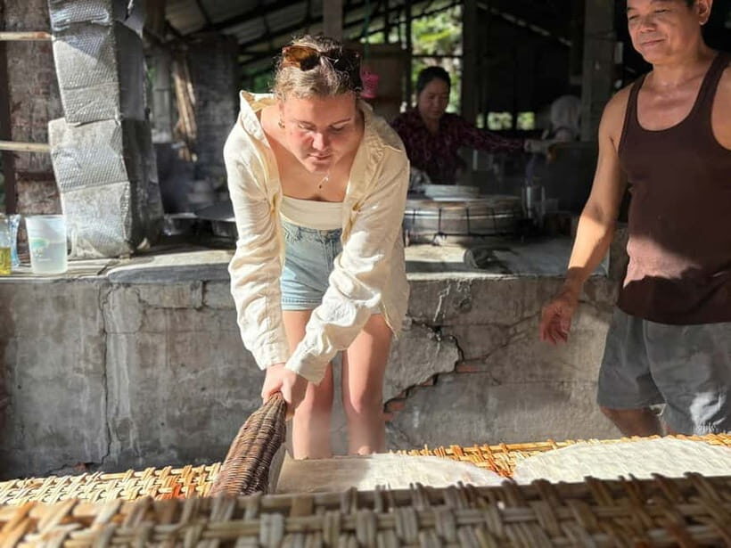 Can Tho: Floating Market, Cacao & Canals with French Guide - Going Deeper Into the Delta: Boats, Pineapple, and Daily Rhythm