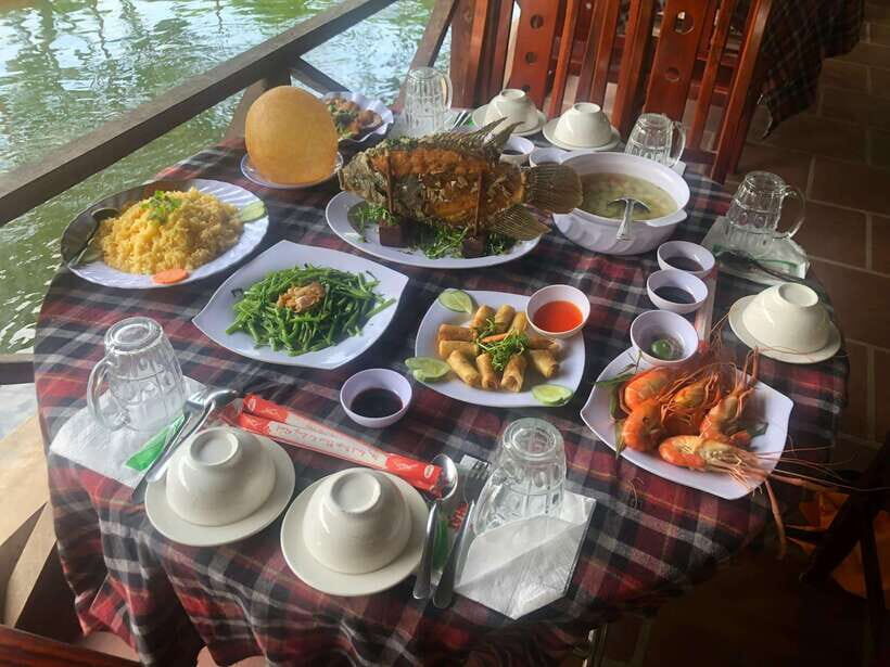 HCM: Mekong Delta Islands Boat & Tuk-Tuk Tour with Tastings - Lunch, fruit tastings, and traditional music: what the included food feels like
