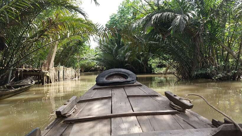 HCM: Mekong Delta Islands Boat & Tuk-Tuk Tour with Tastings - Vinh Trang Pagoda: a quick culture stop before the water