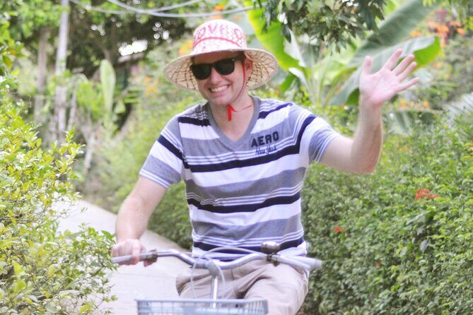 MEKONG DELTA TOUR TO FLOATING MARKET CAI BE from HCM city - Sampan ride and small canals: quiet houses, wood, and palm roofs
