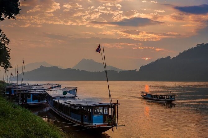 PRIVATE Mekong Delta 1 Day with Kayaking, Biking & Cooking - Cruising the Tien River: stilt houses, fishing farms, and islands