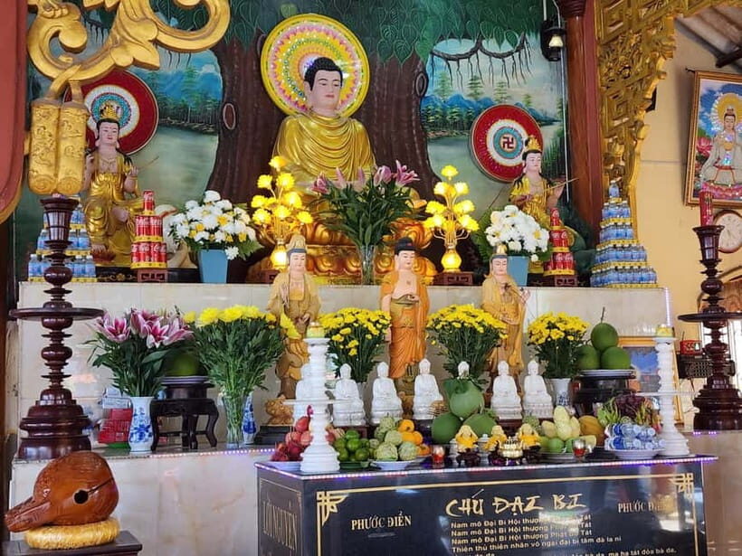 VIP Tour Authentic Mekong Delta & Local pagoda by SpeedBoat - Rowing through canals: the part that actually feels real